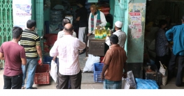 বান্দরবানে লকডাউনে খোলা হয়েছে মুদি দোকান,মানা হচ্ছে না সামাজিক দূরত্ব