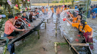 জলকেলিতে মেতেছেন মারমা তরুণ-তরুণীরা