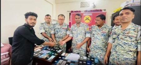 হারিয়ে যাওয়া টাকা ও মোবাইল উদ্ধার ভুক্তভোগীদের প্রদান