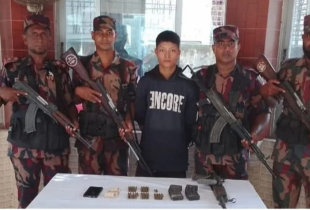 বিজিবির কাছে অস্ত্রসহ আত্মসমর্পণ করলেন আরাকান আর্মি সদস্য