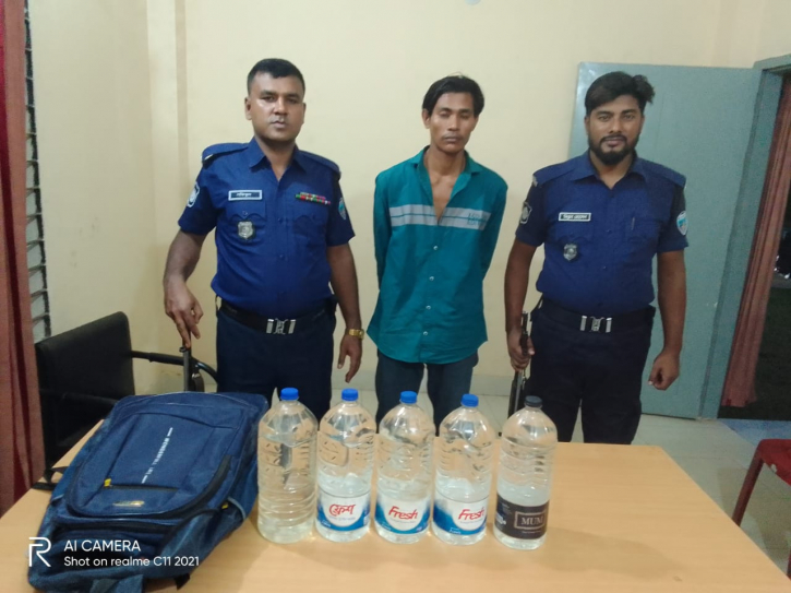 ১০ লিটার দেশীয় মদসহ মাদক ব্যবসায়ী আটক