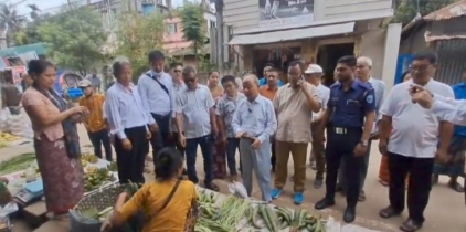 মারমা বাজার পরিদর্শন করেন পার্বত্য জেলা পরিষদ চেয়ারম্যান